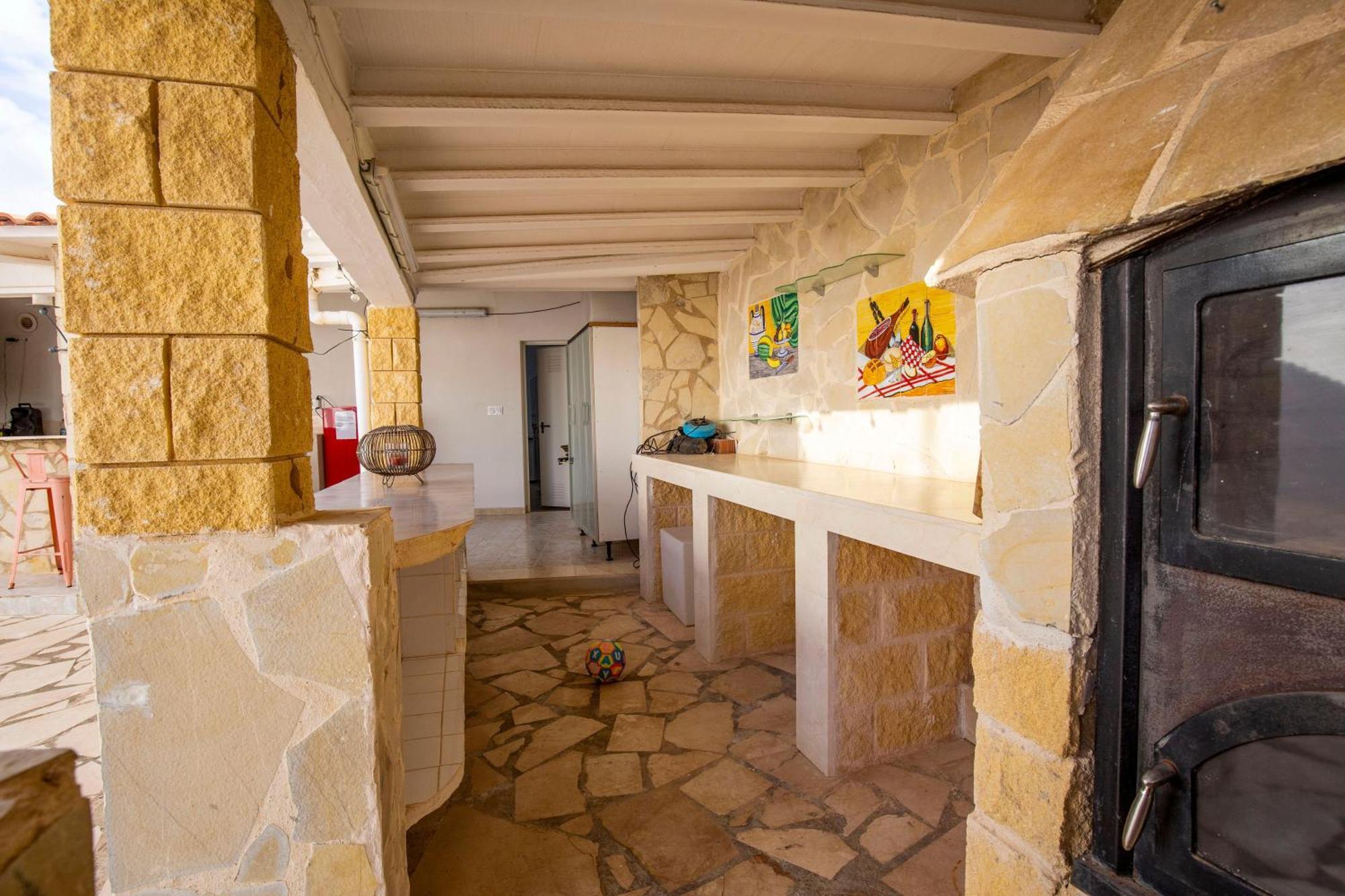 Beautiful Open 3 Bed Apartment *