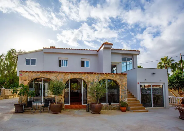 Beautiful Open 3 Bed Apartment