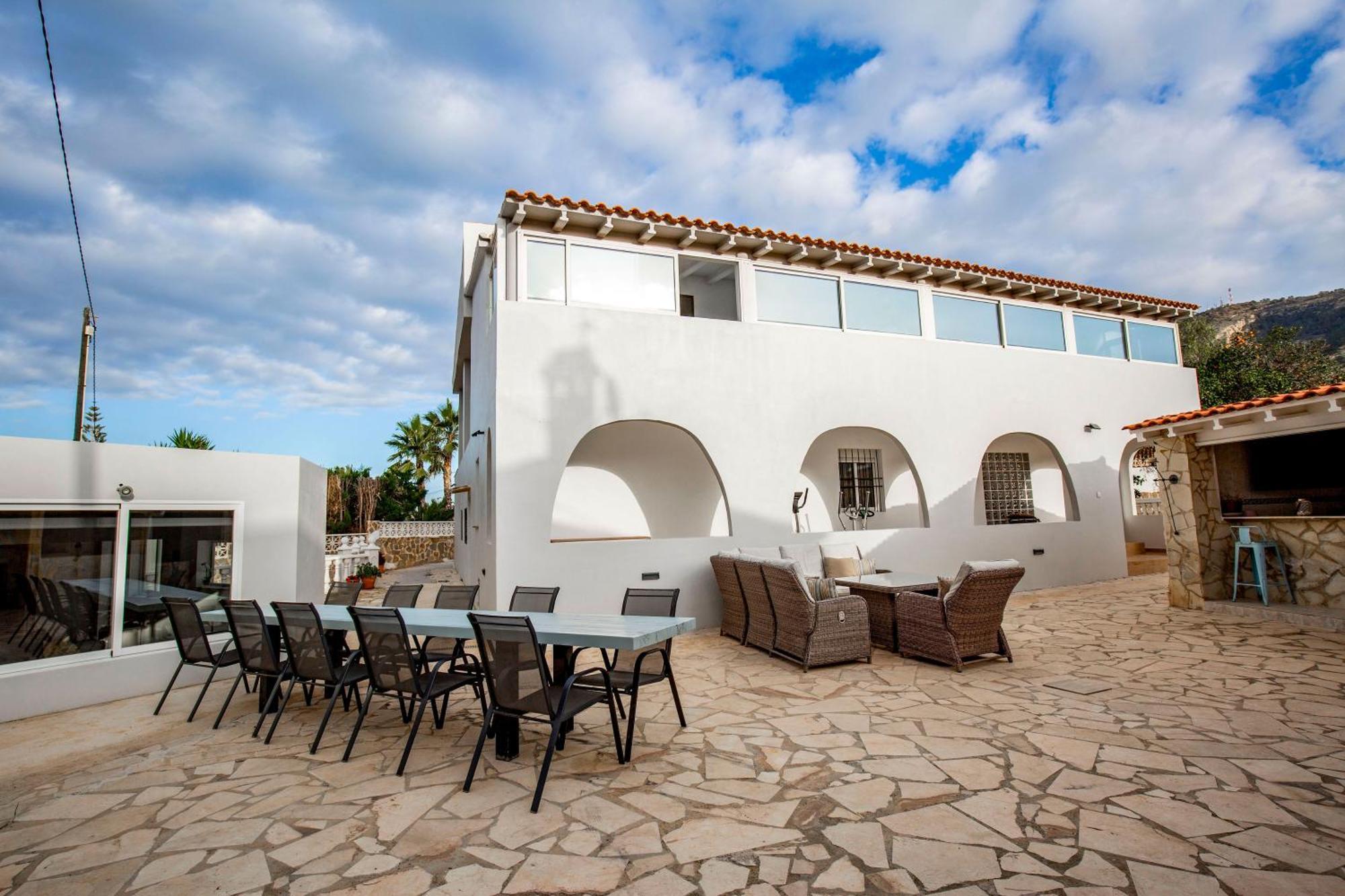 Beautiful Open 3 Bed Apartment