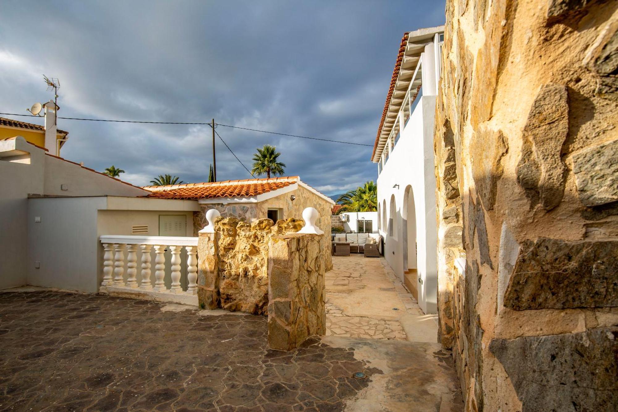 Beautiful Open 3 Bed *