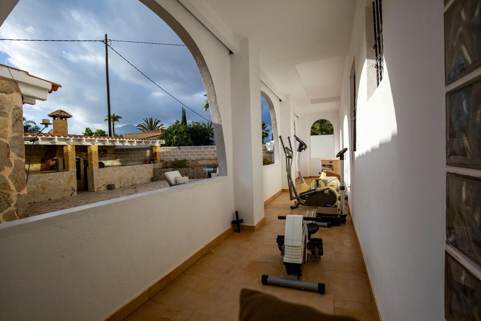 Beautiful Open 3 Bed Apartment *