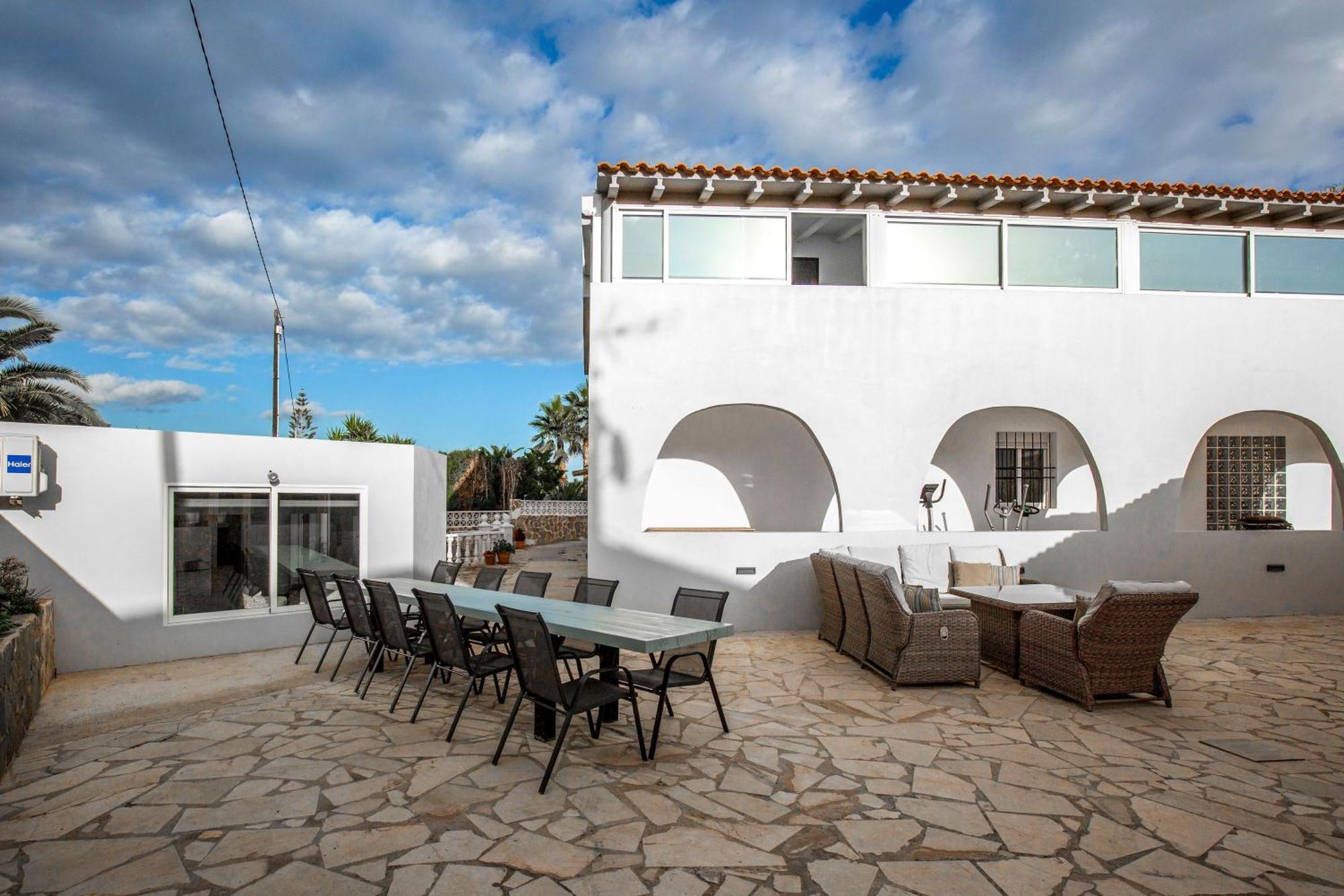 Beautiful Open 3 Bed Apartment