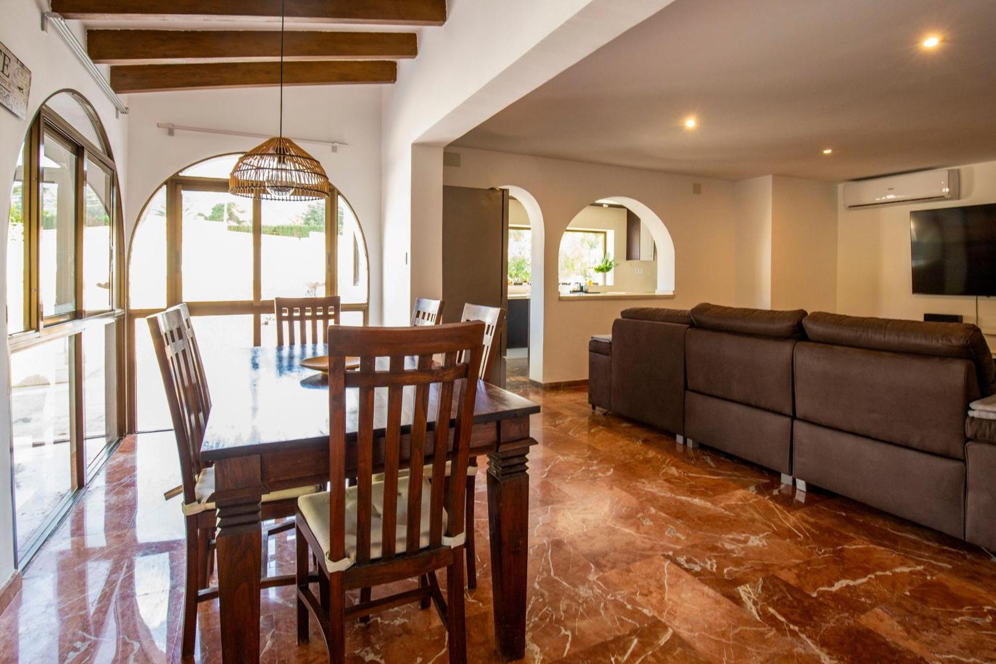 Beautiful Open 3 Bed *