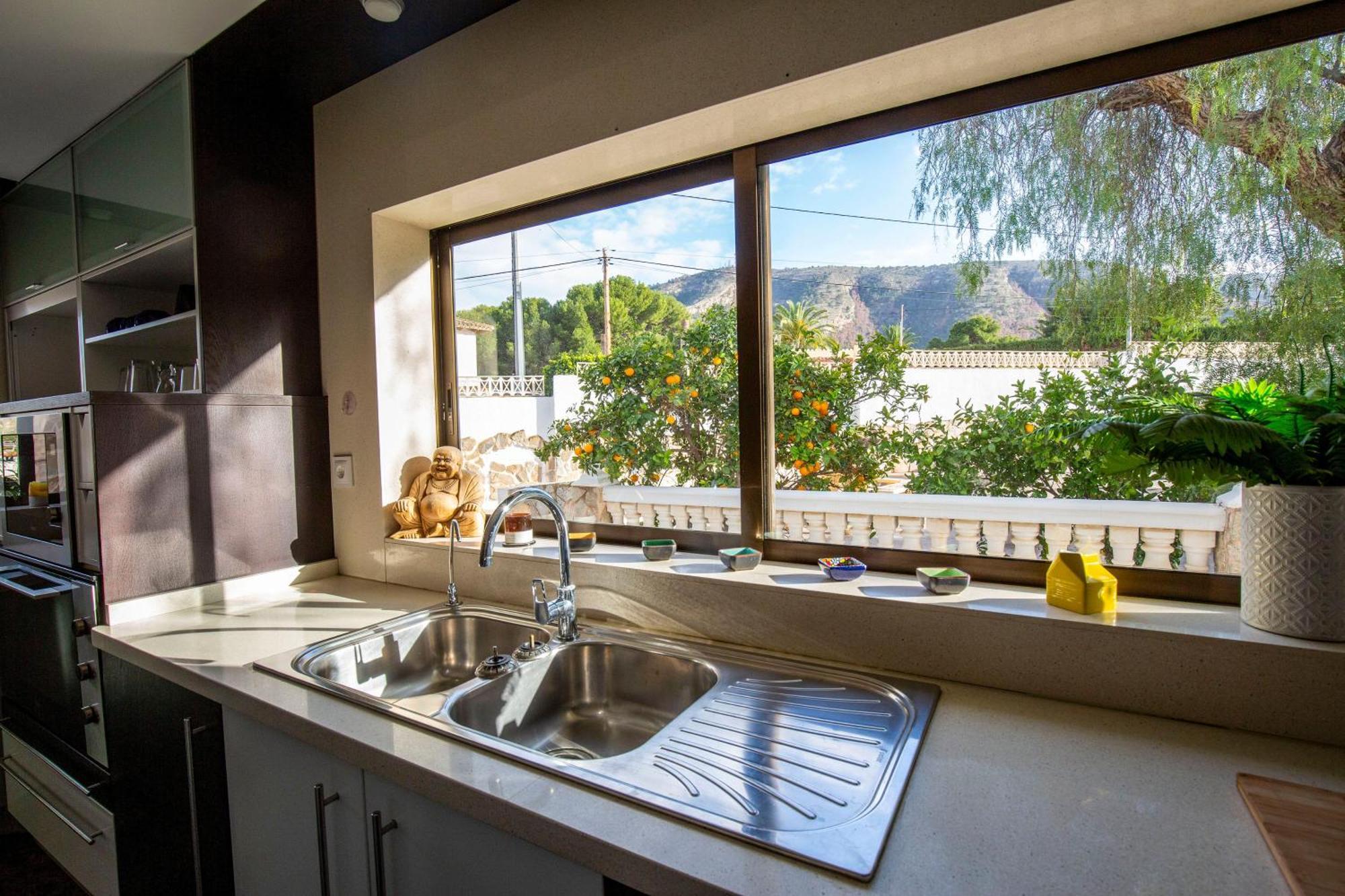Beautiful Open 3 Bed Apartment