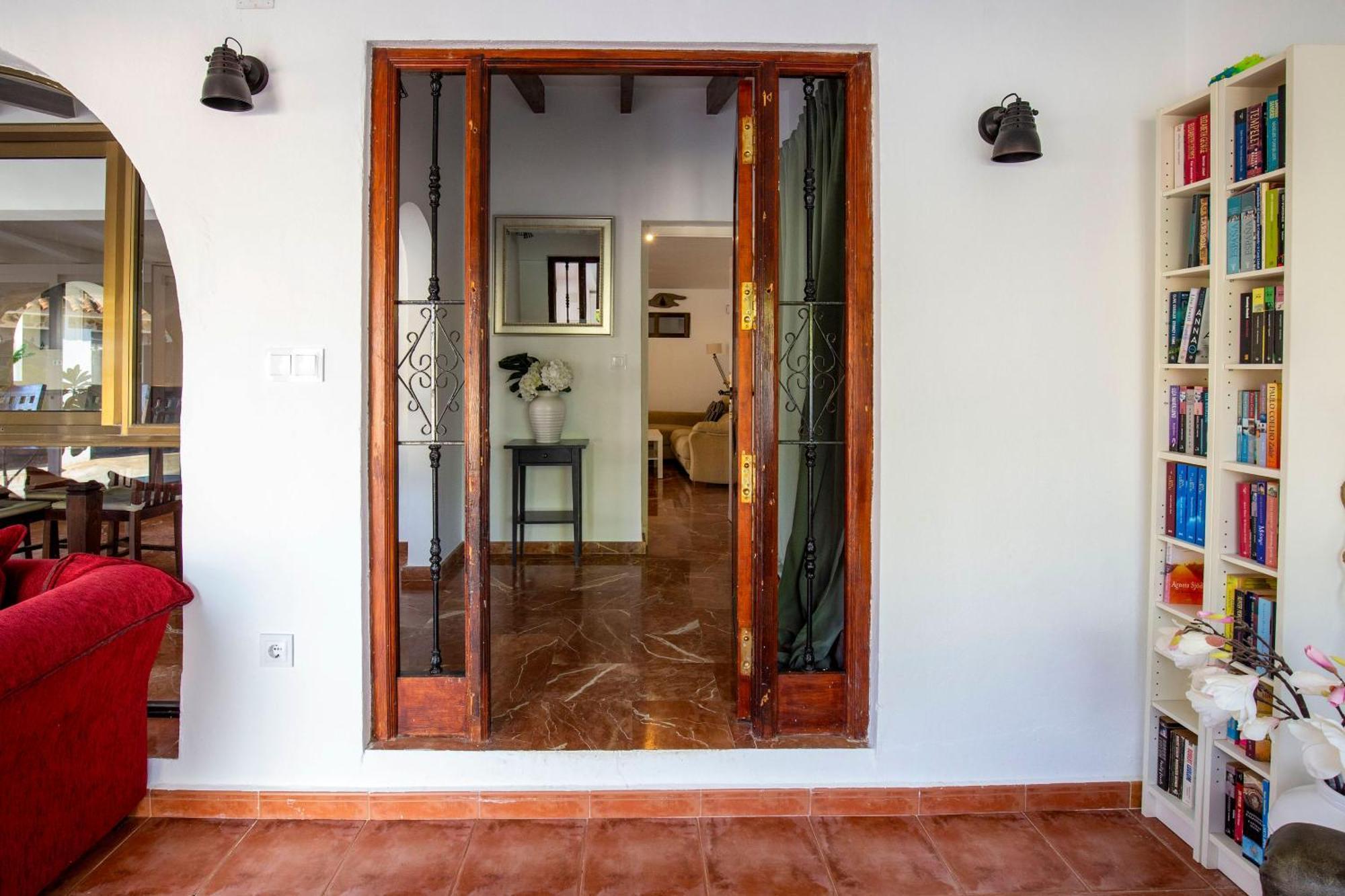 Beautiful Open 3 Bed Apartment *