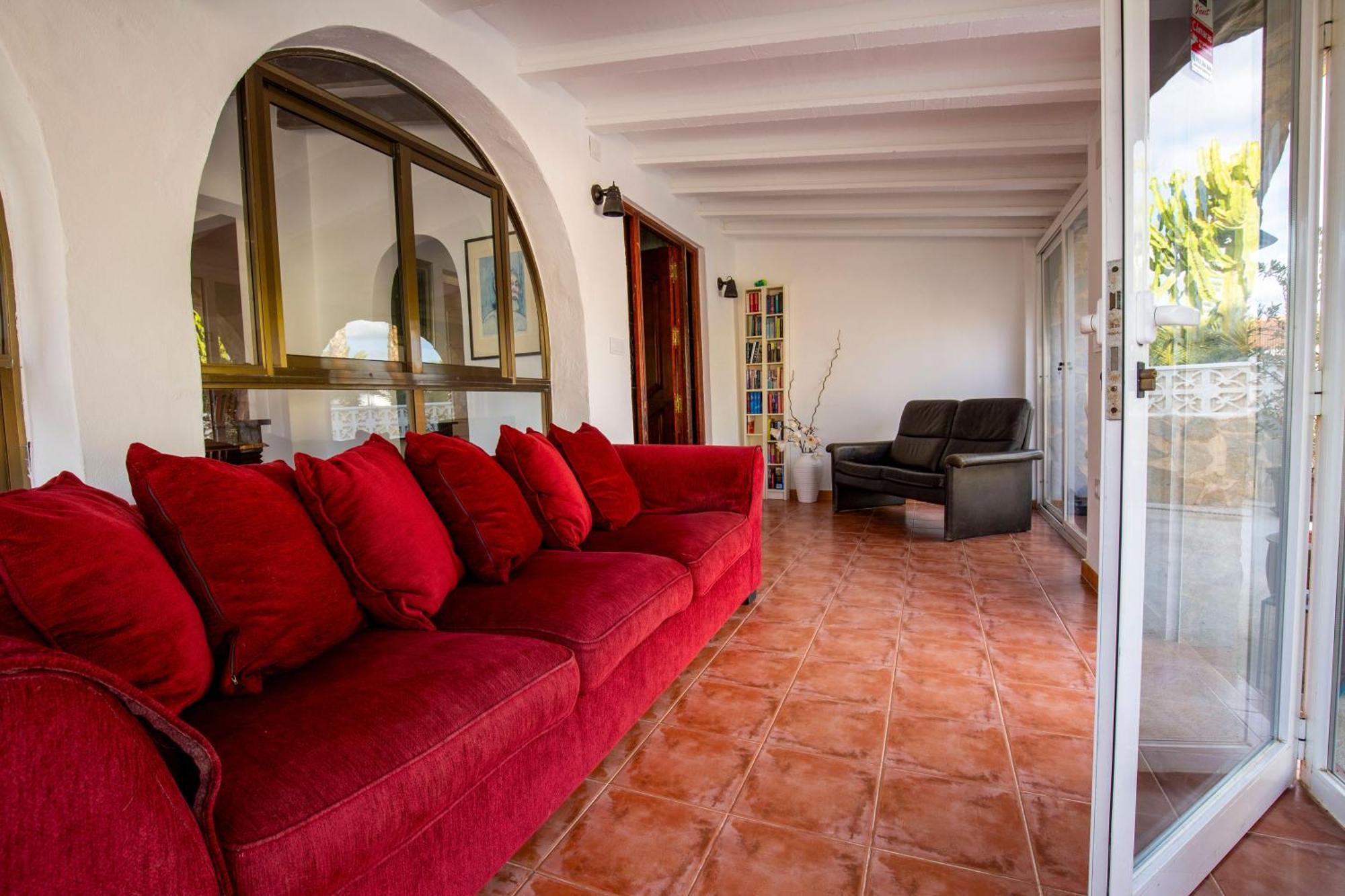 Beautiful Open 3 Bed Apartment *